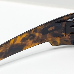 Gafas de sol Oakley Gascan 12-855 color marrón carey estilo Y2K para hombre. imagen 9