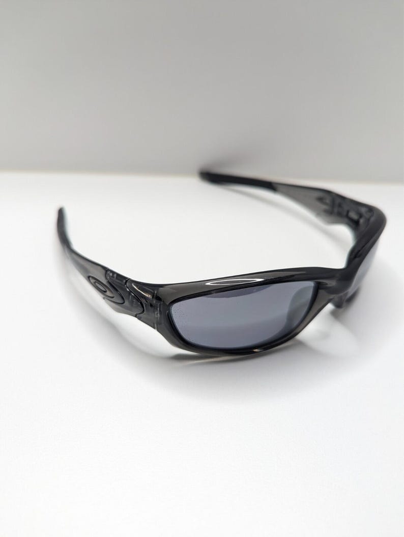 Gafas de sol Oakley Straight Jacket 04-327 para hombre, color gris humo y negro iridio. imagen 3