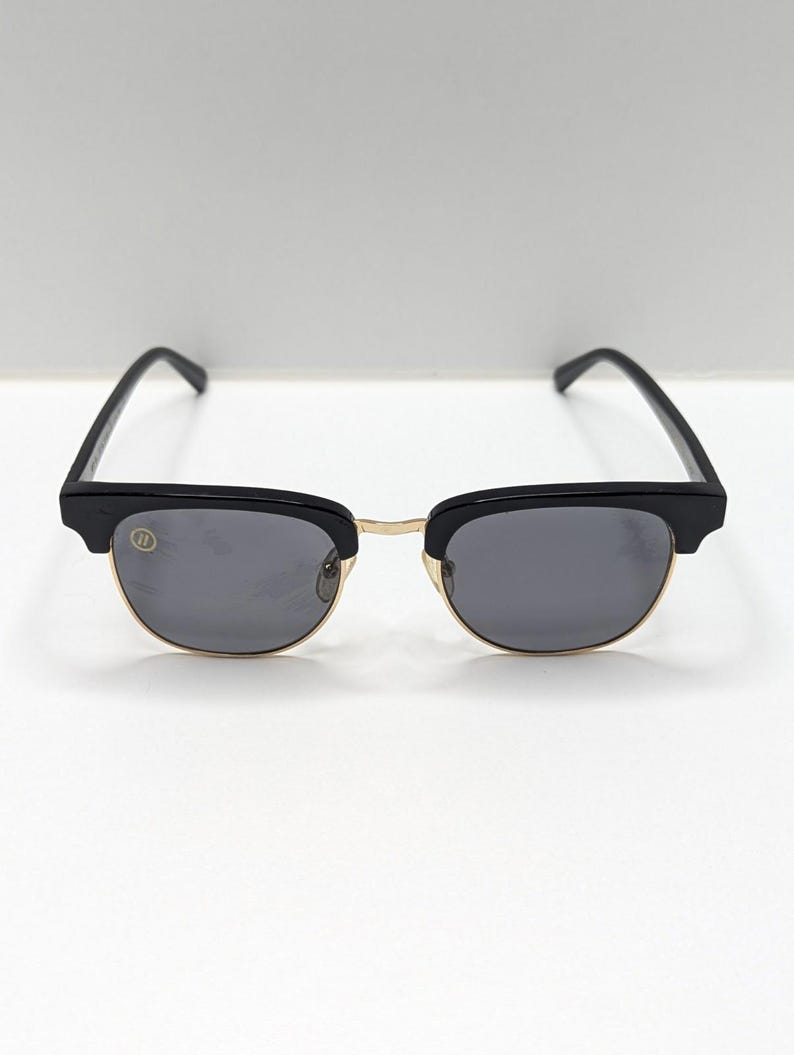 Gafas de sol Blenders Eyewear Black Betsy Cat 3 (modelo descatalogado) con lentes oscuras. imagen 3