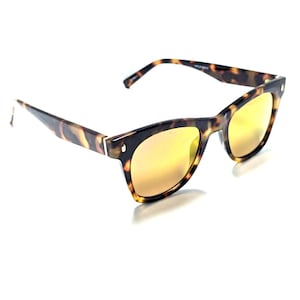 Gafas de sol Fila WFL01SG10 color ámbar degradado con montura de carey y forma de ojo de gato para mujer. imagen 1