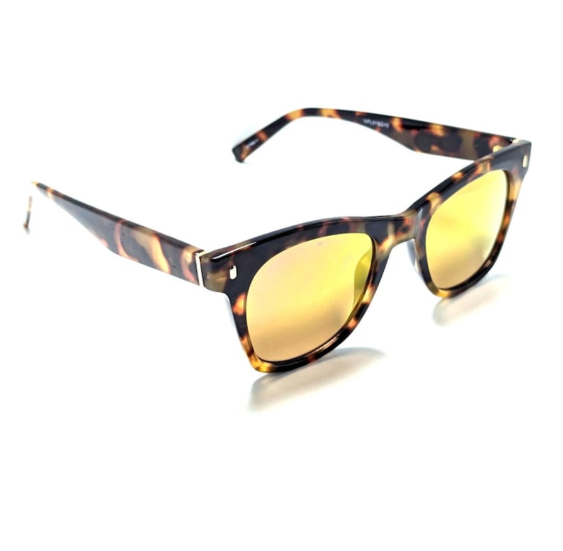 Gafas de sol Fila WFL01SG10 color ámbar degradado con montura de carey y forma de ojo de gato para mujer. imagen 1