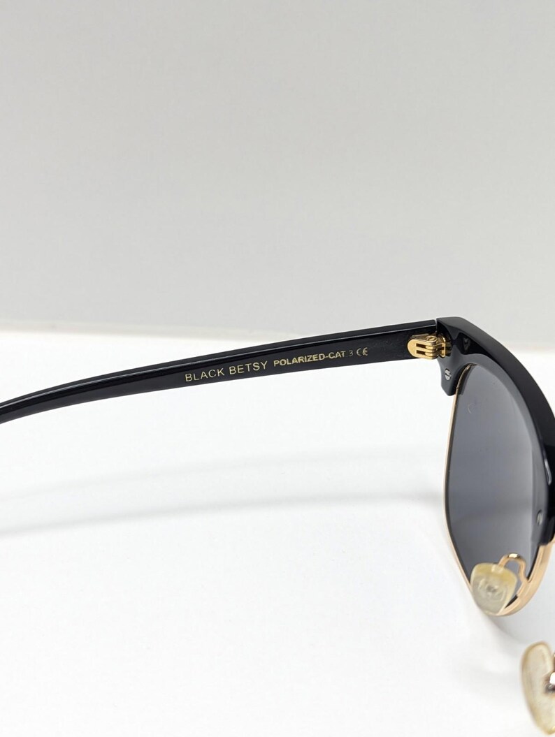Gafas de sol Blenders Eyewear Black Betsy Cat 3 (modelo descatalogado) con lentes oscuras. imagen 7