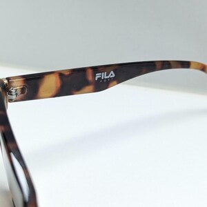 Gafas de sol Fila WFL01SG10 color ámbar degradado con montura de carey y forma de ojo de gato para mujer. imagen 4