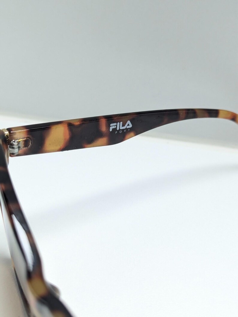 Gafas de sol Fila WFL01SG10 color ámbar degradado con montura de carey y forma de ojo de gato para mujer. imagen 4