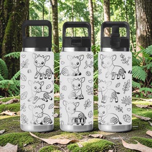 Puede incluir: Tres botellas de agua de acero inoxidable blanco con tapas negras, cada una con un patrón repetitivo de dibujos lineales negros de okapis, hojas y corazones. La botella central muestra el logotipo de la marca YETI en texto negro.
