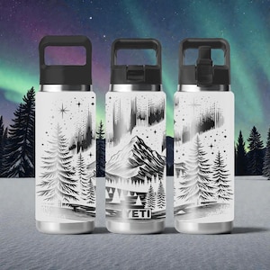 Op de afbeelding: Drie witte geïsoleerde waterflessen met zwarte deksels en handvatten. Elke fles heeft een zwart-wit afbeelding van een bos en bergen onder een sterrenhemel. Het woord "YETI" staat op een van de flessen.
