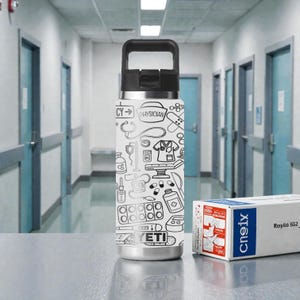 Läkare YETI-mugg – Graverade medicinska ikoner – Rambler 355 ml 475 ml 700 ml 1100 ml – Sugrörslock