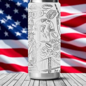 Puede incluir: Una botella de agua de acero inoxidable con un dibujo lineal en blanco y negro de iconos estadounidenses. El dise&ntilde;o incluye la Estatua de la Libertad, una camiseta de f&uacute;tbol con el n&uacute;mero 17, perritos calientes y el Golden Gate.