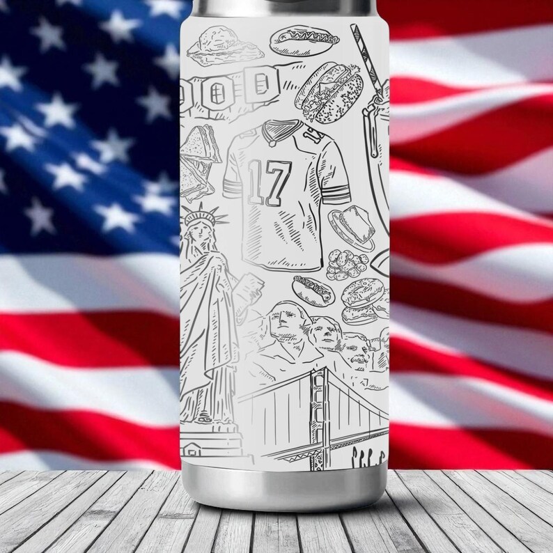 Puede incluir: Una botella de agua de acero inoxidable con un dibujo lineal en blanco y negro de iconos estadounidenses. El dise&ntilde;o incluye la Estatua de la Libertad, una camiseta de f&uacute;tbol con el n&uacute;mero 17, perritos calientes y el Golden Gate.