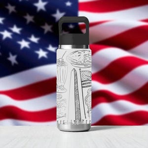 Puede incluir: Botella de agua de acero inoxidable con asa y tapa negras. El cuerpo blanco presenta dibujos lineales negros de iconos estadounidenses, como un batido, tarta, el Monumento a Washington y la bandera estadounidense. El fondo es una bandera estadounidense.