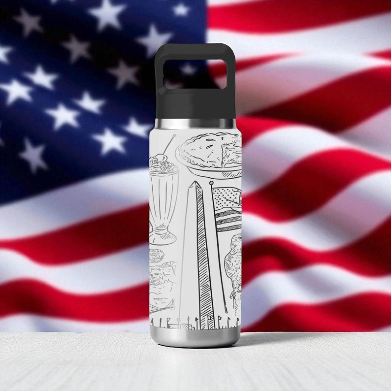 Puede incluir: Botella de agua de acero inoxidable con asa y tapa negras. El cuerpo blanco presenta dibujos lineales negros de iconos estadounidenses, como un batido, tarta, el Monumento a Washington y la bandera estadounidense. El fondo es una bandera estadounidense.