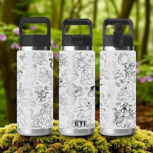 Puede incluir: Tres botellas de agua aisladas blancas con tapas y asas negras. Cada botella está decorada con un dibujo lineal en blanco y negro de Winnie the Pooh y sus amigos. Las botellas están sobre un lecho de musgo verde.