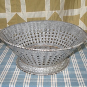 Vintage Strainer Enamelware Footed Colander Strainer, Cottage Kitchen, Farmhouse Decor