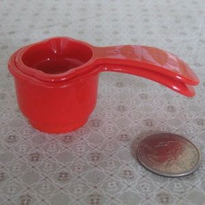 NEW Tupperware 1 Tablespoon & 1 teaspoon Mini Measuring Cup Magnet