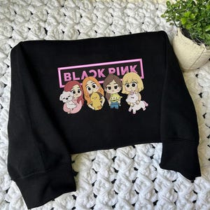 ブラックピンク チビ刺繍スウェットシャツ、Kポップコンサートグッズ、キュートなBlinkギフト、カワイイブラックピンクシャツ、Kポップファン衣装、ツアークルーネック ESN1682