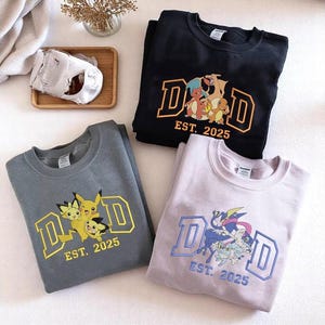Herren PokeDad besticktes T-Shirt, benutzerdefinierter Vatertag, PKM Dad besticktes Sweatshirt, bester Vater aller Zeiten, Geschenk für Opa ESN2260-2350.C