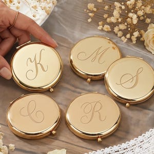 Aangepaste compacte spiegel bruiloft gunst, gepersonaliseerde gegraveerde zakspiegel voor gasten, bruids douche gunst, gouden naamspiegel cadeau