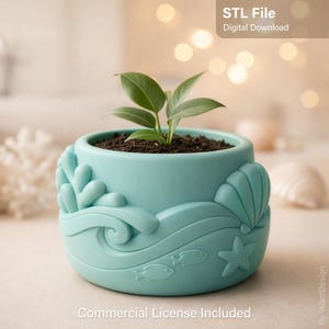 Peut inclure: Un pot de fleur rond bleu clair avec un motif sur le thème de la mer, comprenant des vagues, des coquillages, des poissons et une étoile de mer. Le pot contient de la terre et une petite plante verte. Le texte "STL File Digital Download" et "Commercial License Included" sont visibles.