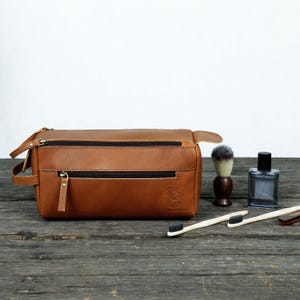 Personalized Leather Toiletry Bag – Groomsmen Dopp Kit, Wedding Gift for Men, Travel Organizer, Groom Proposal Gift