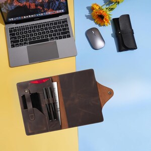 Copertina in pelle per diario con organizer, porta diario, scomparti per carte, 2 scomparti per penne e matite e 1 scomparto per documenti e appunti.