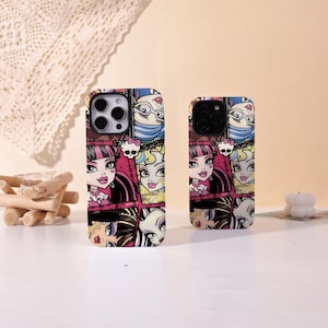 Op de afbeelding: Twee telefoonhoesjes met een kleurrijke grafische print van diverse stripfiguren met gestileerd haar, grote ogen en kleine schedelpictogrammen. Het ontwerp is verdeeld in rechthoekige panelen met zwarte randen en toont een levendige mix van roze, geel en blauw.