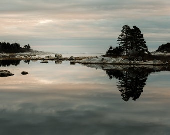 VERKOOP || Quiet Cove ||| Gedempt minimalistisch | Fotografie aan zee | Maritieme fotografie | Rustgevende kunst