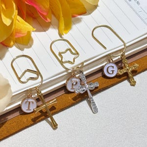 Personligt korsgem, anpassade initialer för planerare, sidsparare, present till bibel-, dagboks- eller bokälskare