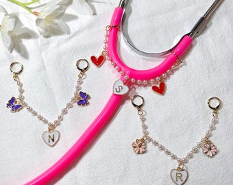 Gepersonaliseerde stethoscoop bedelketting, initiaal hart madeliefje vlinder, cadeau verpleegkundige medisch student accessoire, aangepaste stethoscoop naam bedel
