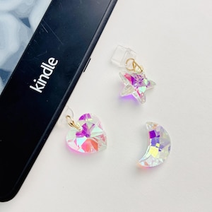 Aurora Suncatcher Dammplugg Kindle Charm, Skimrande Kristall iPhone-tillbehör, Bokinspirerad present till läsare