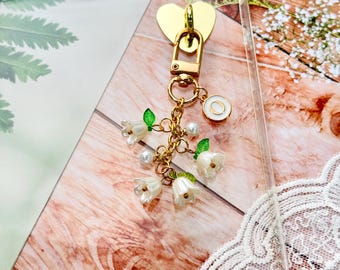 Charm personalizado con inicial de lirio de los valles para Kindle, accesorio floral para teléfono con tapón antipolvo, regalo para amantes de la lectura.