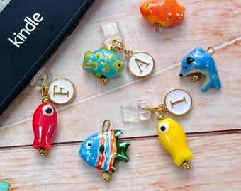 Charm de cerámica para Kindle con forma de pez: tapón antipolvo con inicial personalizada