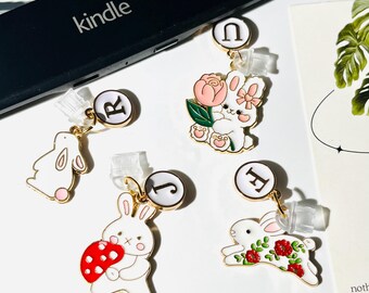 Zatyczka do kurzu Bunny Kindle: spersonalizowany inicjał – prezent dla miłośnika książek