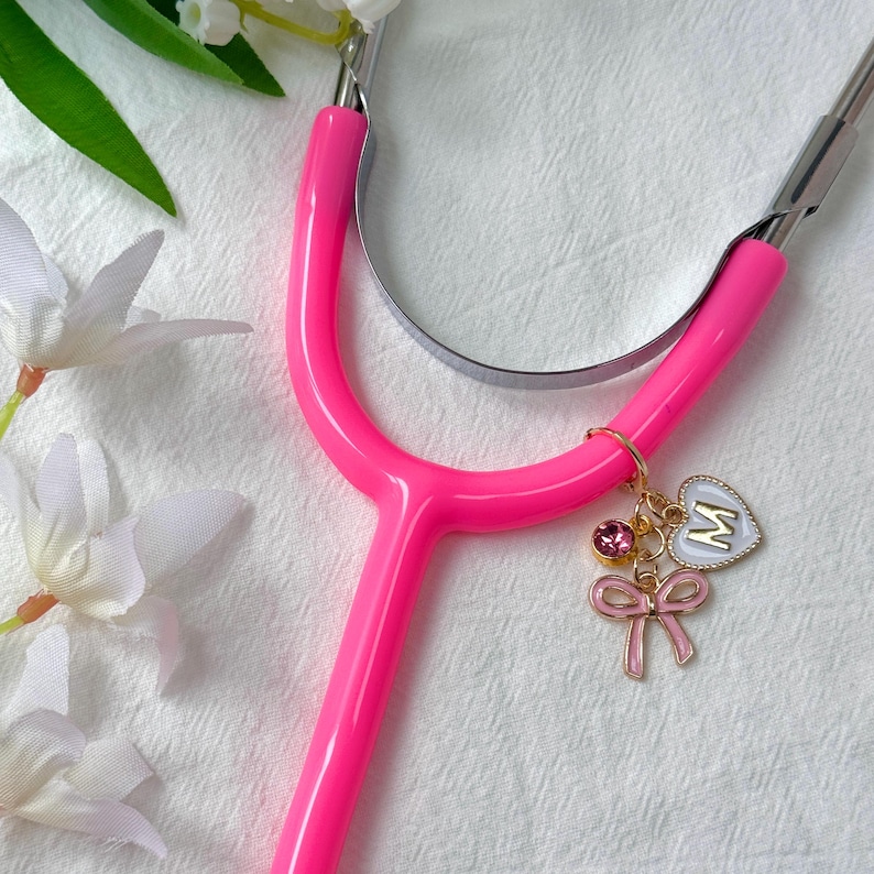 Colgante personalizado para estetoscopio de enfermera con inicial y lazo rosa / Colgante de corazón con letra personalizada. Regalo ideal para enfermeras, estudiantes de medicina, médicos, enfermeras registradas y auxiliares de enfermería. imagen 2