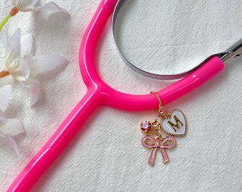 Gepersonaliseerde stethoscoopbedel met initiaal en roze strik | Aangepaste hartbedelbrief cadeau voor verpleegster, medisch student, arts, RN, CNA