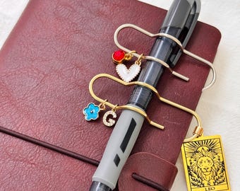 Benutzerdefinierte Büroklammer Stifthalter, personalisierte Journal Planer Notebook Charme, Seite Schoner Buch Platzhalter, Geschenk für Buchliebhaber