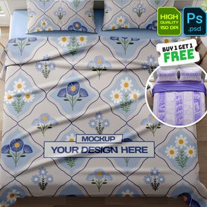 Op de afbeelding: Een mockup van een beddengoedset met een witte achtergrond en een blauw-wit bloemenpatroon. De set bevat een dekbedovertrek, twee kussenslopen en een hoeslaken. De tekst "MOCKUP YOUR DESIGN HERE" staat op het dekbedovertrek.