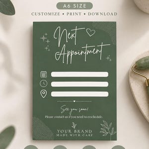 Pode incluir: Um cartão de agendamento editável de tamanho A6 em verde escuro com texto e gráficos de linhas em branco. O cartão apresenta o texto Next Appointment, See you soon!, Please contact us if you need to reschedule. e YOUR BRAND MADE WITH CARE.