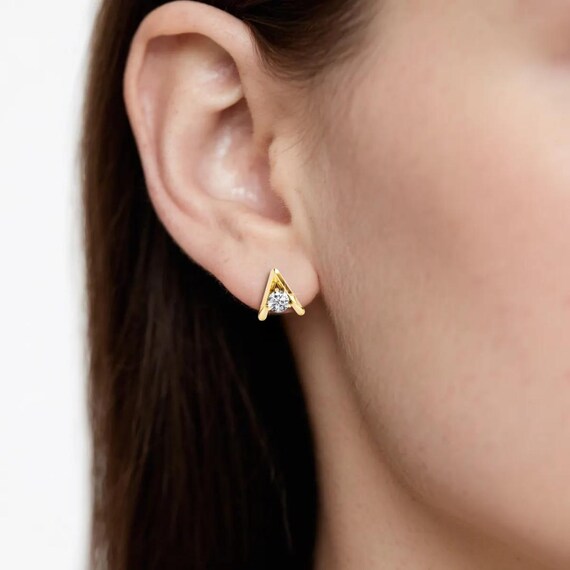 ラウンドカットのラボグロウンダイヤモンドスタッドピアス（男女兼用