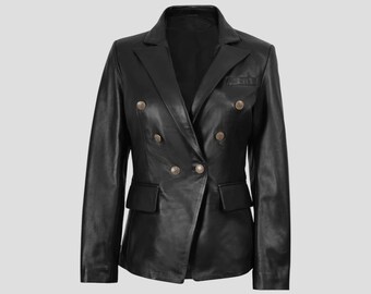 Pode incluir: Um blazer de couro preto com design de abotoamento duplo. O blazer apresenta botões dourados, lapela entalhada e dois bolsos frontais. O casaco é um estilo clássico.