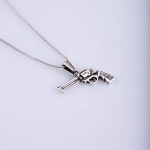 Collar con colgante de revólver de plata de ley, estilo vaquero y motociclista del oeste, un regalo de joyería vanguardista para él o ella, collar para hombre, regalo para papá.