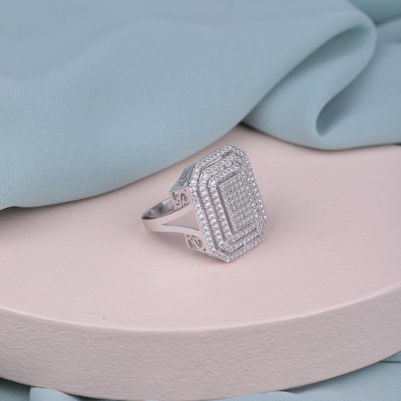 Sparkle & Shine: Baguette Stone Statement Ring for Her – Glamorous Valentine's Day Gift – Proposal Ring for Women – Gift for Lover, Women