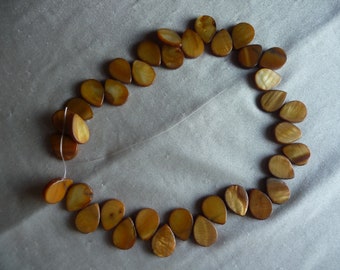 Drops, Mother of Pearl, 12x18mm Flat Teardrop, Shades of Brown/Gold. Sold per 15-inch strand. There are 35 beads on the strand.