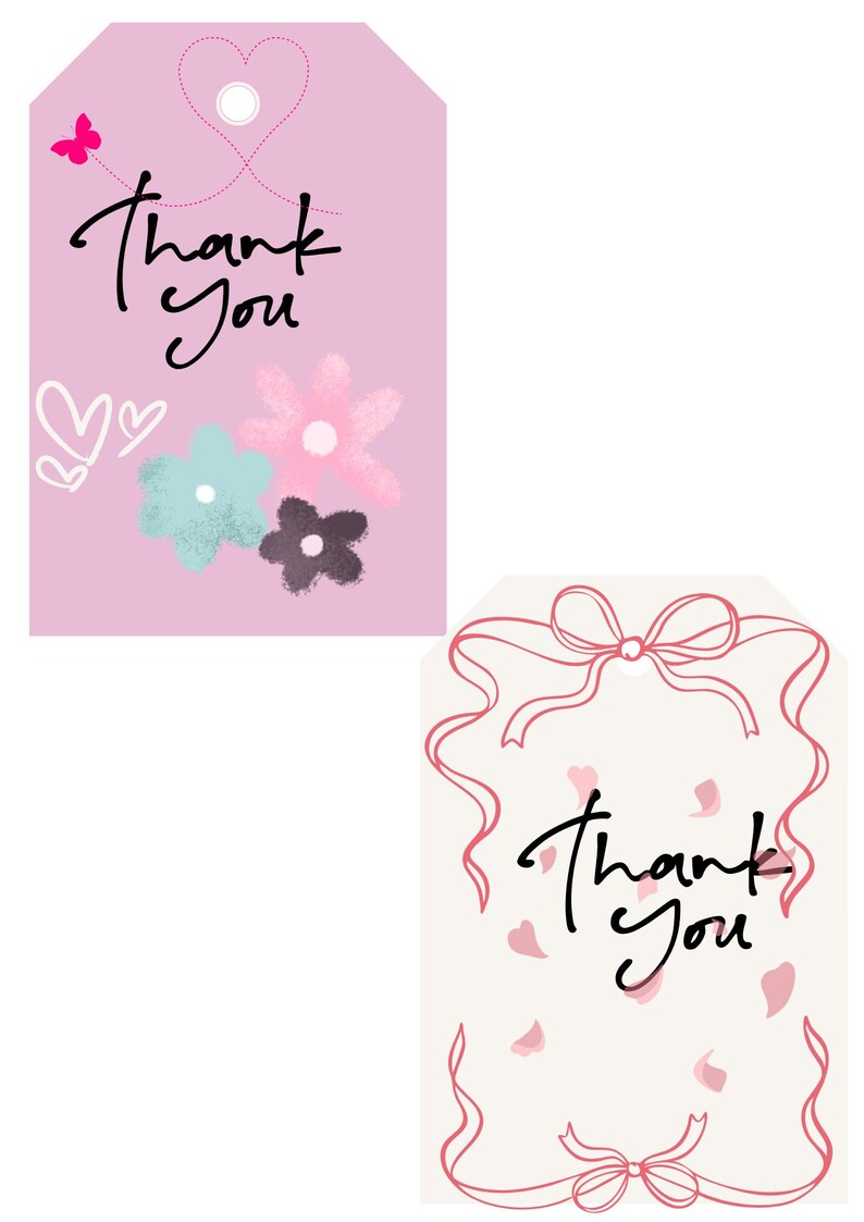 Op de afbeelding: Twee cadeaulabels met de woorden "Bedankt" in handschrift. E&eacute;n label is roze met bloemen en een vlinder. Het andere is gebroken wit met roze strikken en vallende bloemblaadjes. Beide labels hebben een gaatje aan de bovenkant.