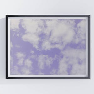 Flieder Wolkengebilde Poster | Serene Sky Wandkunst, Ätherische Wolke Fotografie, Ruhige Achtsame Dekoration, Pastell Himmel Druck, Beruhigende Geschenkidee
