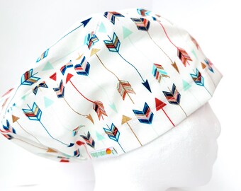 White arrows Euro Scrub Cap: toggle with elastic closure, scrub hat