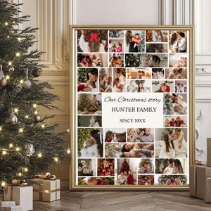 Könnte beinhalten: Ein goldgerahmtes Foto-Collage mit Familienfotos. Der Text lautet "Our Christmas story, Hunter Family, Since 19XX". Ein geschmückter Weihnachtsbaum und verpackte Geschenke befinden sich im Vordergrund.