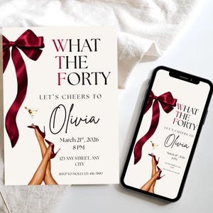 Puede incluir: Invitación digital con el texto "WHAT THE FORTY" y "LET'S CHEERS TO Olivia". El diseño incluye un lazo burdeos y tacones altos que sostienen una copa de martini. También se incluyen la fecha y la hora.