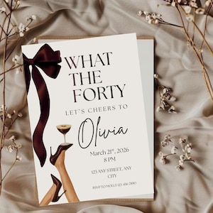 Op de afbeelding: Een uitnodiging voor een feestje met de tekst "WHAT THE FORTY" in zwart en bordeaux. De uitnodiging bevat de naam "Olivia", evenementdetails en RSVP-informatie. Een donker bordeaux strik en hoge hakken zijn afgebeeld.