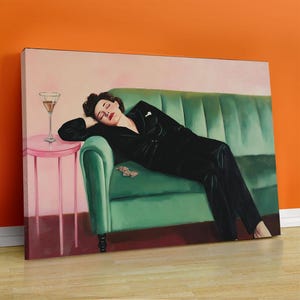 Kobieta na kanapie z Martini | Miękkie tonalne malarstwo olejne | Dekoracja wózka barowego Cocktail Art | Estetyczny prezent w postaci malarstwa olejnego | Modna ściana kuchenna