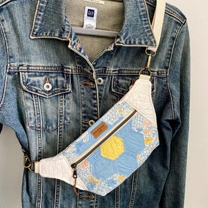 One Upcycled Vintage Quilt Hip Pack, Fanny Pack, Bum Bag, Crossbody Bag, Purse, Pouch, Adjustable Strap, One of a Kind
